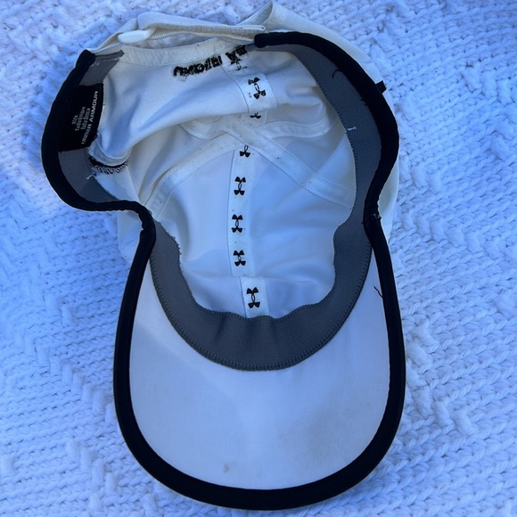 Under armor white and black adjustable hat - Picture 8 of 8